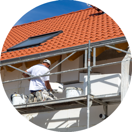 Arbeit an einer Fassade mit Geruest