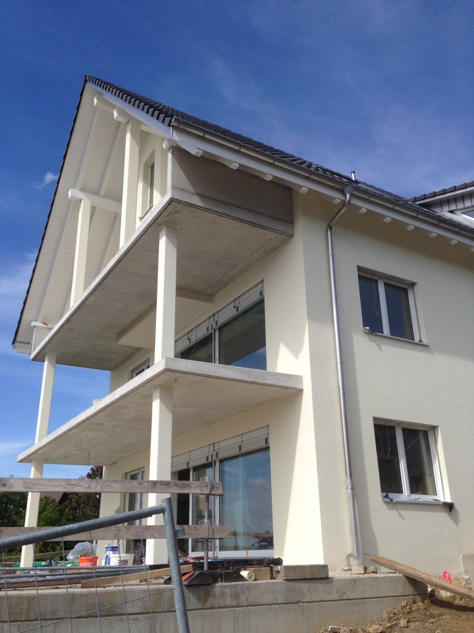 Helle Hausfassade mit Balkon